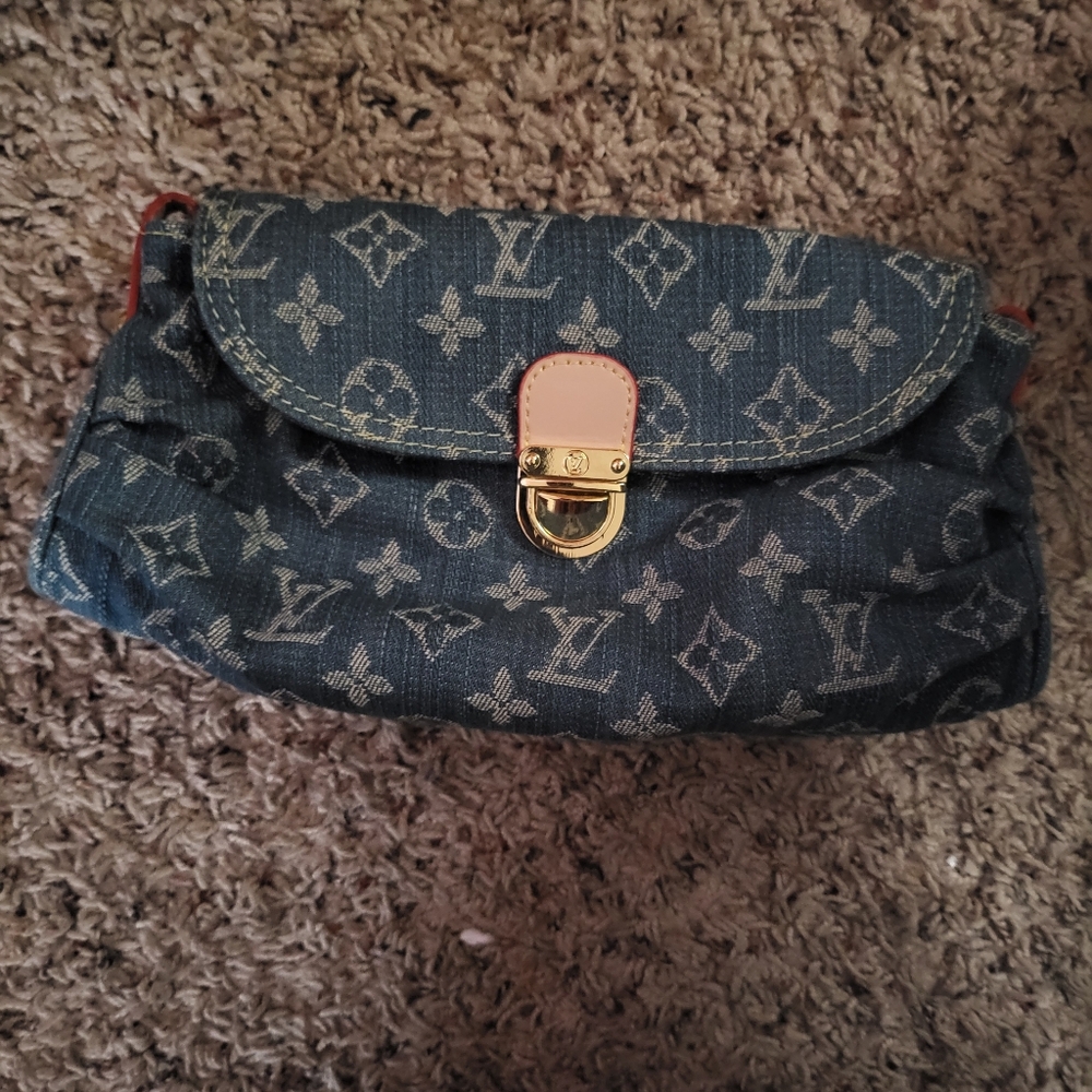 Fashionable purse LV
